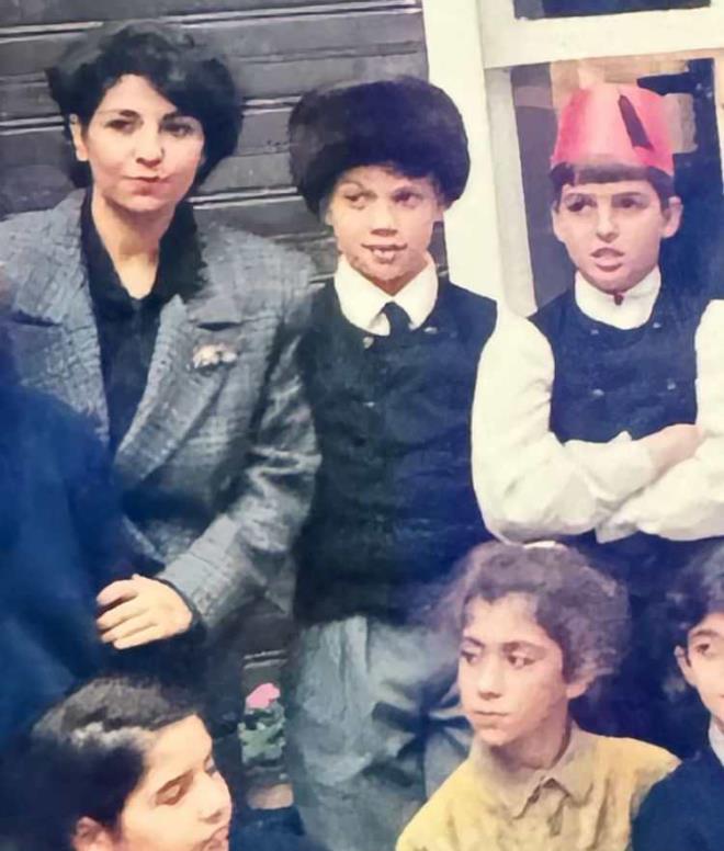 Konserine byk ilgi olan Akl? dinlemeye gelenler arasnda srpriz bir isim vard. nl arkcy ilk okul retmeni Ayla Hoca dinlemeye geldi.