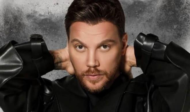 Sinan Akl gndemdeki konular ve aklamalarla adndan sz ettiriyor. Konya'da konser veren Akl?a sahneye kmadan byk bir srpriz yapld.