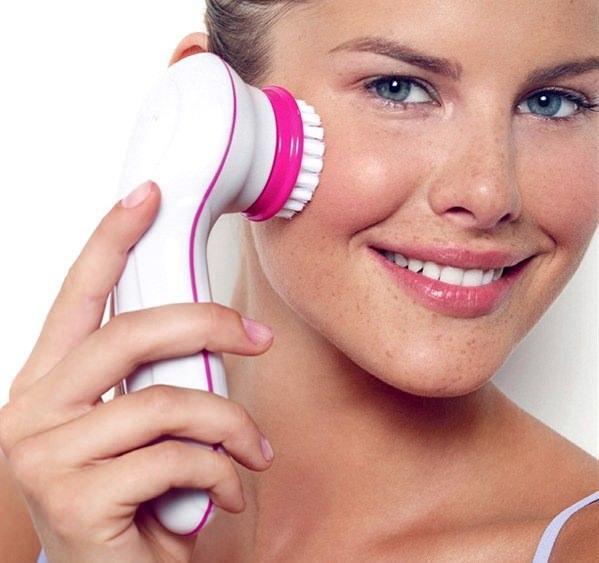 4- Cildinizdeki gzenekeleri en iyi temizleme yntemi ise elektronik fra kullanmaktr. Elektronik cihazlarn dnen balklar sayesinde nazike cildi temizler.