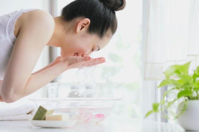 Cilt nemli kalabilmek ve mikroplar engellemek amacyla her gn ya karr. Bu sayede dardan gelen kirli havay engelleyebiliyor. Ancak bu yalar farkl sebeplerden dolay fazla salglandnda cildin nefes almasn salayan gzenekleri tkyor. Gzeneklerdeki tkanma ise siyah nokta,sivilce gibi cilt sorunlarna yol ayor. eitli bitkisel veya kimyasal peeling yntemleri ile ciltteki ya dengeleyebilir, tkanan gzenekleri temizleyebilirsiniz.    Sizler iin evde yapabileceiniz doal yntemleri sraladk...