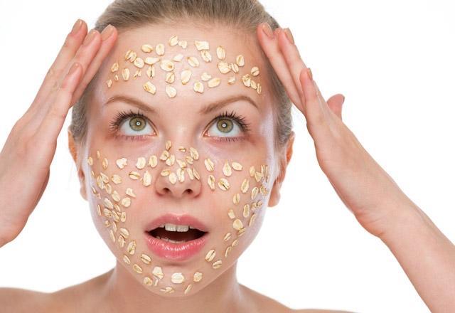 5- Bir bardak yulaf ununu, 1 bardak scak su ile kartrn. Hamur kvamnna geldiinde burnunuza ve yznze dairesel hareketlerle masaj yaparak uygulayn. 2 dakika masaja devam ettikten sonra lk su ile durulayn.