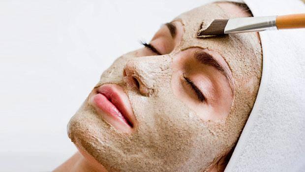 2- Aln blgenize ve burnunuzun kemer ksmna hafata 2 kez mutlaka doal kil maskesi uygulayn. Maske kuruduktan sonra parmaklarnz slatn ve yumuak hareketlerle temizleyin. Bu sayede gzenkelerden ya ve kir arnm oluyor.