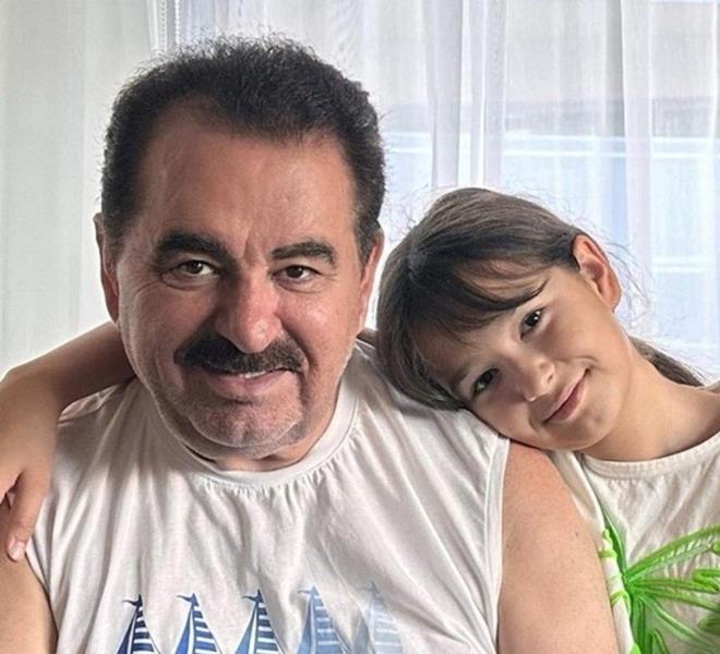 brahim Tatlses, doktorlarnn izniyle sahneye kacan ifade etmiti:    ?Sahneler, kendimi daha da iyi hissettiriyor. Sevenlerimle bir arada olmak bana g veriyor. Cumartesi gn vereceim konseri iple ekiyorum. Doktorlarmn da bilgisi ve kontrolnde arklarm sevenlerim iin syleyeceim.?