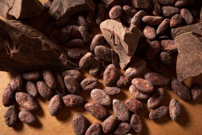 Bitter çikolatadaki kafein aynı zamanda uyanıklığı ve odaklanmayı da artırabilir. En az %70 kakao içeren bitter çikolatayı seçin ve her gün kendinize küçük bir parça ikram edin. Kakao tozunu tatlılara ve smoothielere de dahil edebilirsiniz.