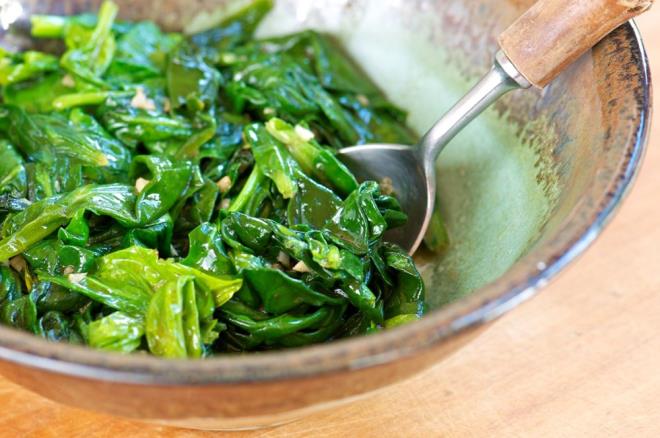 YEŞİL YAPRAKLI SEBZELER Ispanak, lahana ve brokoliyi içeren yeşil yapraklı sebzeler, beta karoten, lutein, K vitamini ve folat gibi beyne faydalı besinler açısından zengindir. Daha iyi beyin fonksiyonu ve daha yavaş bilişsel gerileme bu besinlerle bağlantılıdır