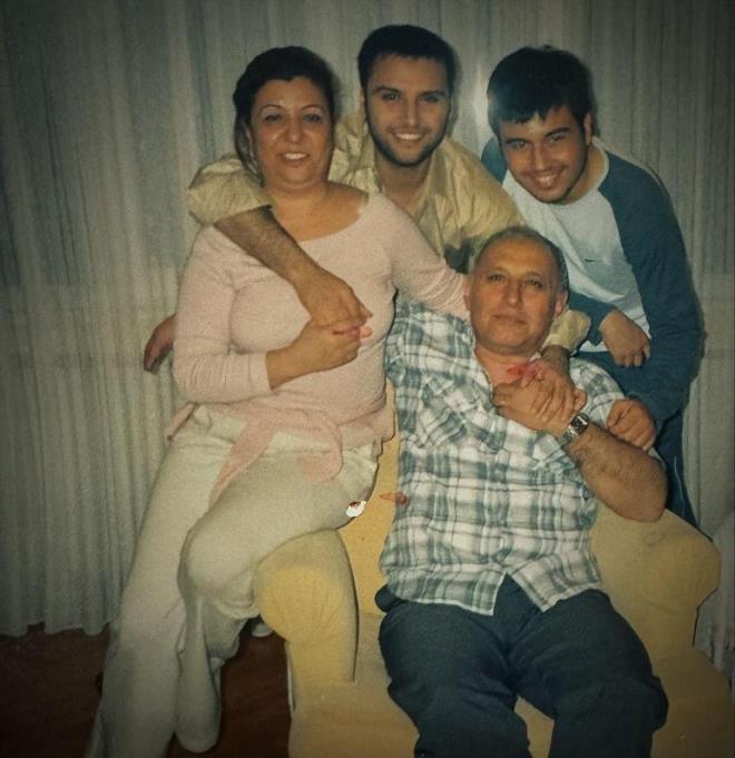 "SEN OK ZLEDM"<p>    Kardeine duyduu zlemi ifade eden Alian, u ifadeleri kulland:  <p>  3 koca yl geti sensiz?Tam da bu geceydi. 21 Temmuz 2021. Biz sen gittiin gnden beri, sensizlii hissettirmemek iin alyoruz Seluk?um.. Ama yle bir dokunmusun ki hepimizin hayatna, karde, oul, e, baba, abi, arkada, dost olmusun ki bize, nereye gitsem mutlaka iyiliinin dokunduu birisi kyor karma ve seni anlatyor..Ben de her defasnda Allah?m iyi ki benim kardeim olmu diyorum iimden?Hayatta deil ama hala benim gsm kabartyor, hala dua alyor herkesten krler olsun diyorum.. Ben seni Eyan?ma, Ceylan?ma, Burak?ma ve Eliz?ime anlatmaya devam edeceim.. Fotoraflarmz her sene biraz daha eskiyecek ama sen yreimizde hep en son grtmz halinle kalacaksn.. Seni ok zledim, zledik.. Allahm sana ve bu vesileyle yazdklarm okuyan herkesin kaybettii yaknlarmza rahmetiyle muamele edip, cennetiyle mkafatlandrsn nallah.