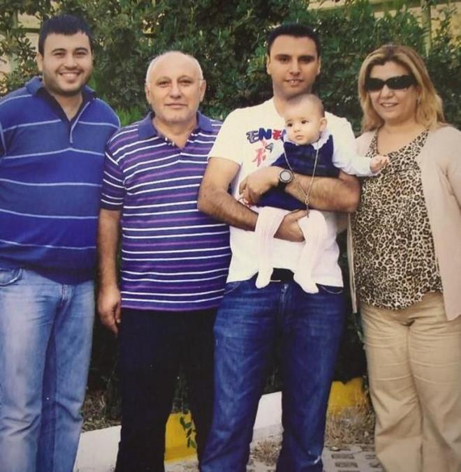 KARDEN VEFATININ 3'NC YILINDA ANDI<p>    Alian, yaamn yitirdikten sonra ailesine kol - kanat gerdii Seluk Tekta' vefatnn 3'nc yl dnmnde and. nl isim, sosyal medya hesabndan kardeiyle yllar nce ektirdii fotoraflar yaymlad.