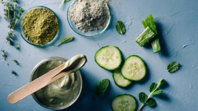 YEL AY<p>    Yeil ay antioksidan bir bitki olmasyla bilinir. Cilt bakmnda zellikle de gne lekelerinde ok etkili. Yeil ayla evde gne lekesi tedavisi uygulamak iin poet yeil ay alp bu ay demleyin ve scaklnn gemesini bekleyin. Souyan yeil ay poetlerini yz blgesine masaj yaparak uygulayn. Eer vcudunuzda srt ya da kollarda da gne lekesi varsa; poeti o blgelere de masaj yaparak iyice yedirin. Yeil ay, dzenli uygulama sonunda gne lekelerinin cildinizde oluturduu grnm yok edecek.