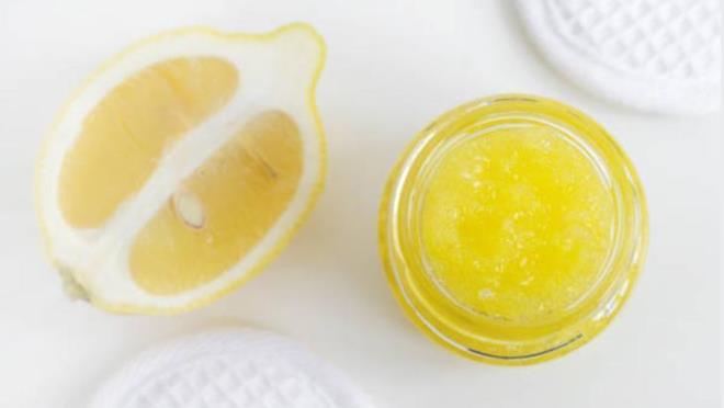 Yazn pek ok gzel yan olduu gibi, bir de gnelenirken oluabilen cilt lekeleri vcudunuzun eitli blgelerinde rahatsz edici grnebilir. Ancak bu durumun 6 doal yolla zlebiliyor olmas, gzellemek iin anahtar! Detaylar haberimizde.