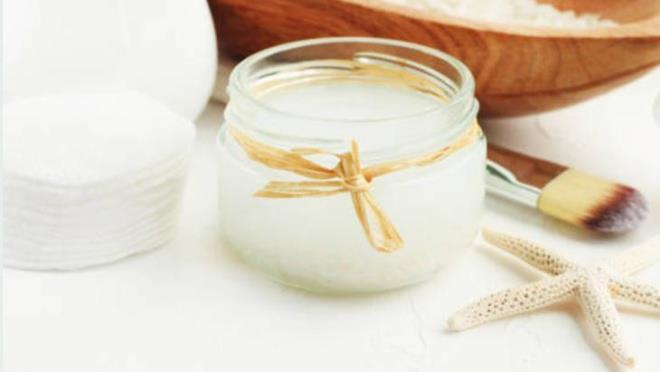 ST<p>    Gne lekesi nasl giderilir diyorsanz, hemen evdeki st aln ve bir pamua birka damla dkn. Stn iinde bulunan faydal mineraller, lekelerin temizlenmesini hzlandrr. Cildinizi beslerken yenileyen st sayesinde, birka ay iinde cildinizdeki lekelerden eser kalmayacak. St uygulamasn her gece uykudan nce denemeniz neriliyor. Uyku esnasnda hcre yenilenmesi olaca iin l derilerin temizlenmesi ve lekenin kalkmas daha hzl gerekleebilir.