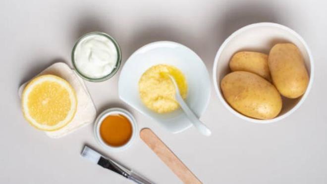 PATATES  <p>  Patateste bulunan, mineraller hcrelerin yenilenmesini hzlandrr. l hcrenin deriden kolayca atlmasn salayan patates, gne lekelerinin yaylmasn da durdurur. Patatesin kabuunu soyup, ince dilimler kesin. Kesilen dilimleri yz blgesine ya da vcudunuzun herhangi gne lekeli blgesine uygulayn. Patates dilimleri, gne lekeli alanda kaldka lekenin incelmesini ve kaybolmasn hzlandracaktr. Bu nedenle her gn taze uygulama yapmanz neriliyor. Cildinizi sonrasnda arndrmak iin lk suyla ykamanz gerekiyor.