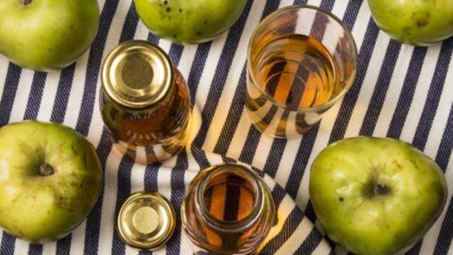 ELMA SRKES<p>    Makyaj temizleme pamuunu aln ve zerine birka damla elma sirkesi dkn. Bu pamukla yz blgesini her gece temizleyin. Elma sirkesinin kendine has kokusu cildinizde kalabilir bunun iin uygulama sonrasnda cildinizi lk suyla ykayp kokudan arndrabilirsiniz. Elma sirkesinde doal faydal asitler olduu iin gne lekelerinin ksa srede incelip yok olmasna yardm edecek.