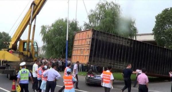 Vin ve kurtarma ekiplerinin saatlerce sren hummal almas sonras kurtulan kadna, in medyas da geni yer ayrd.