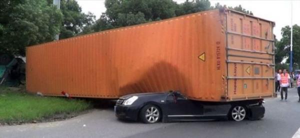 in'de tonlarca arlnda konteynr, kadn srcnn kulland aracn zerine dp otomobili adeta dmdz etti.