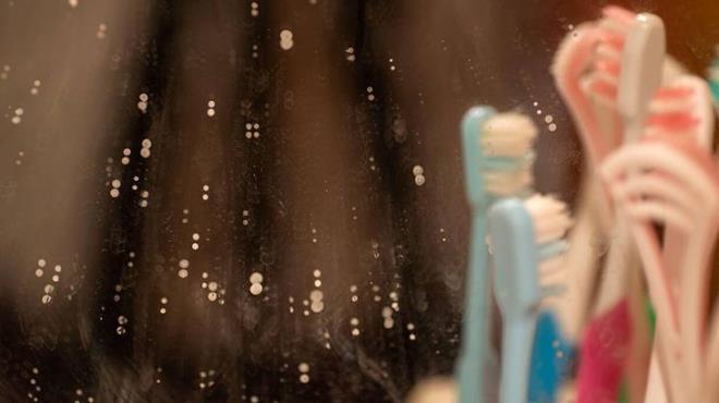 Bir aynay parlatmak grnte basit bir i gibi grnse de, birok kii arad kristal berraklndaki sonular elde etmekte hl baarsz oluyor. nsanlar saatlerce evlerini titizlikle derinlemesine temizliyor ancak yatmadan hemen nce aynalarndaki hayaletimsi izgileri gryorlar. Peki aynalardaki bu hayalet izlerden nasl kurtuluruz? te ayna temizliinde yaplan yaygn hatalar.  <p>1- Aynanz nceden temizlemiyorsunuz<p>    Aynanz kirliyse ilk olarak kuru bir mikrofiber bezle zerindeki tozlar almanz gerekir. Aynaya yapacanz ilk mdahalenin slak bezle olmas kirin toplanmamasna ve lekelenmesine sebep olur.