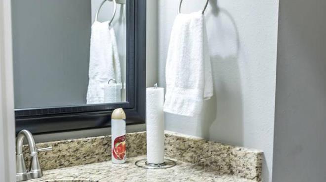 5- Dairesel hareketler uyguluyorsun<p>    Bir trl temizlenmeyen aynalar iin yaplan en yaygn hatalarn sonuncusu aynay dairesel hareketlerle silmek. Dairesel hareketler aynada istenmeyen lekeler brakr. Bunun olmasn istemiyorsanz aynanzn kelerinden diket hareketlerle temizlemeli, tozlar belli bir noktada toplayarak son hamlenizi 'S' eklinde yapp temizliinizi bitirmelisiniz.