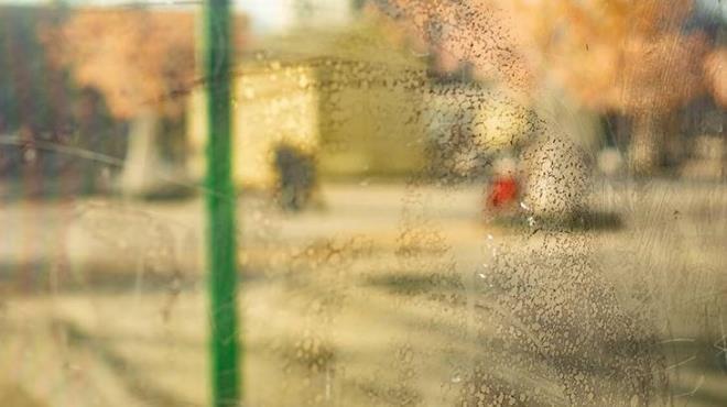 4- Aynaya deil, beze sprey skyorsunuz<p>    Yaplan en yaygn hatalardan bir dieri ise aynanz temizlerken kullandnz spreyi yzeye deil beze skmak. Bu ekilde aynay gerek manada temizleyemezsiniz. Spreyinizi aynaya skp bezle silmeniz gerekir.