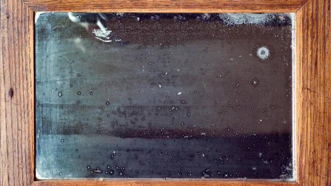 3- Yanl bez kullanyorsunuz  <p>  Eskimi bir tirt parasnn aynanz pasparlak yapabileceini dnyor olabilirsiniz ancak gerek bu deil. ncelikle ayna temizlemek iin ayr bir beziniz olmas gerekiyor, evinizin genel tozunu almak iin kullandnz bezi aynalarnz iin kullanamazsnz. Lekesiz bir ayna temizlii iin en iyi zm mikrofiber bez kullanmak.