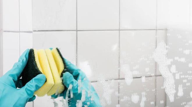 2- ki havlu sistemini uygulamyorsunuz<p>    Aynay slak bir bezle temizlemenin ardndan zerinde oluan dalgalanmalar nlemek iin iki havlu sistemi uygulanr. ki havlu sistemi tam olarak u: nce temizlemek iin bir bez ve ardndan izgileri parlatmak iin kuru bir bez kullanm. Temizlikten sonra kuru bir mikrofiber havluyla parlatmamak, o izgilerin geride kalmasna neden olur.