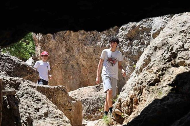 Havann ok scak olduunu belirten Bar Yldrm,      ''Dars ok scak evde yanyoruz. Arada kuzenimle geliyoruz serinliyoruz. Aa ok inemiyoruz ok souk. Aa inince hrkada almak gerekiyor. Bu Elaz scanda buras ok gzel oluyor. erisi ok serin ve gzel. Fakat klandrma yok karanlk. Restore edilse gzel olur'' dedi.<p>    Semih Yce ise ''Buraya stanbul'dan geldim. 40 derece bir scaklk var. uan buras eksi 5 derecelerde. Aada maara ok souk. Arkadalarmzla serinlemeye geldik. lk defa geliyorum" diye konutu.