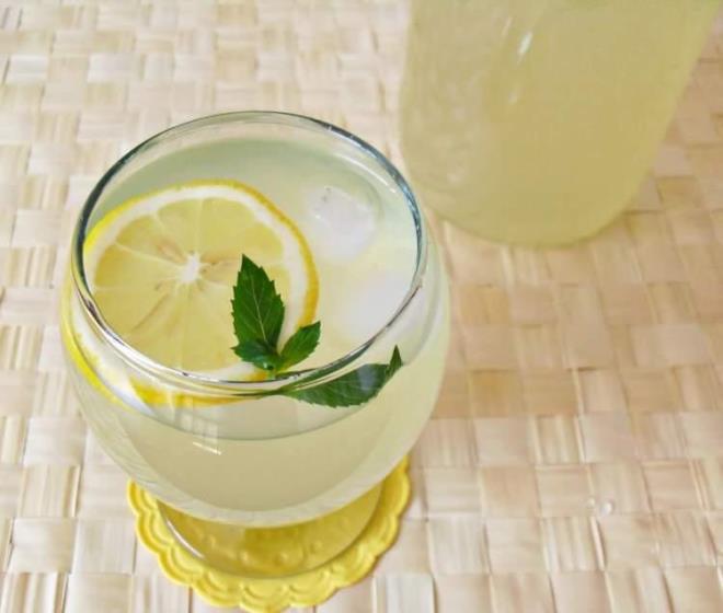 Yemeklerde, salatalarda, soslarda ve iecek gibi birok eyde kullanlan limonun faydalar saymakla bitmiyor. zellikle yksek tansiyonu drmede ok etkili olan limon ayn zamanda inat yalar da yok etmede olduka etkilidir. Turungiller familyasndan olan limon ayn zamanda sper besin olarak da adlandrlyor.