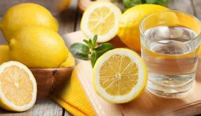 LMONLU SU NE KADAR LMEL?    Uzmanlara gre, en etkili antioksidan ve zc madde ieren limonu gnlk tketeceimiz suyun ierisine katp gnde en az 1 litre tketildiinde faydal olacan belirtiyor. Ayn zamanda limonlu suyu dzenli ve olmas gerektii kadar tketmek fayda salamas asnda ok nemlidir.
