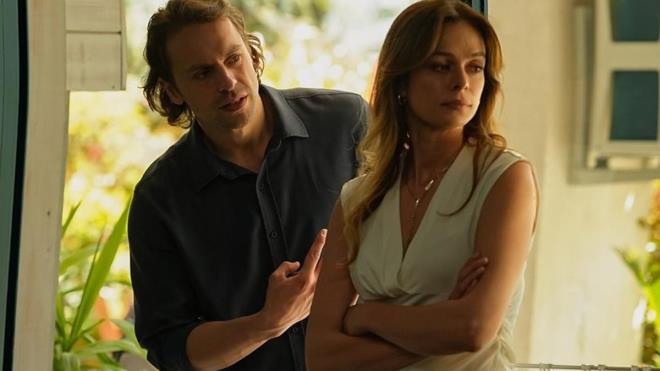 Barollerinde zge zpirinci, Demet Akba ve Uur Ycel'in yer ald Sandk Kokusu dizisinin kadrosu genilemeye balad. Metin Akdlger'in ani bir kararla ayrlk karar ald Sandk Kokusu'na, Bora rolyle Engin ztrk dahil oldu.