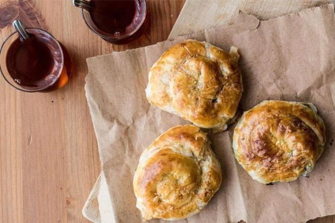 BOYOZ    zmir'in en mehur lezzetlerinden biri olan boyoz Osmanl dneminden beri yaplyor. Tadyla akllarda yer edinen boyoz  zmir?e tescillenmitir.