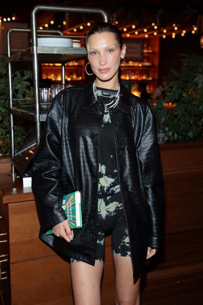 Hamdi, Tel Aviv'in, kamuoyunda kendisine y�nelik g�n ge�tik�e artan olumsuz alg� nedeniyle giderek daha fazla s�k�nt� ya�ad���na i�aret etti.    "Tel Aviv'de, �srail'in kamuoyu s�ylemi �zerindeki tekelini kaybetti�ine dair artan bir panik var" diyen Hamdi, �srail'in m�ttefiklerinin giderek artan Filistin yanl�s� kamuoyu bask�s�ndan rahats�zl�k duymaya ba�lad���n� s�yledi. Hamdi, "Bu nedenle �srail, kamuoyu belirlemede �ok etkili olan Filistinli sesleri bo�mak i�in umutsuz bir �abayla Filistin sempatisini uzaktan da olsa ima eden markalara sald�r�yor. Bella Hadid'in �nce i�e al�nmas�, sonra da i�ten ��kar�lmas�, Almanya ve Adidas'�n, ge�mi�te ya�anan bir soyk�r�mla ilgili vicdan azab�n�, bug�n ya�anan soyk�r�m� k�nayan ve sesi giderek daha g�r ��kan bir kamuoyuyla birlikte nas�l y�netecekleri konusundaki kafa kar���kl���n� ve belirsizli�i yans�t�yor" de�erlendirmesinde bulundu.