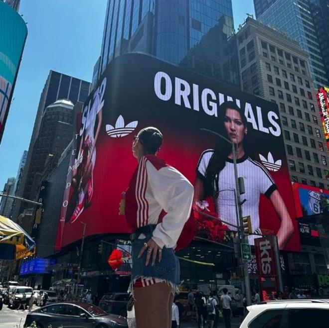 �srail'den gelen ele�tirilerin ard�ndan Adidas, Filistinlilerin haklar� konusunda uzun s�redir sesini y�kselten Hadid'i ayakkab� reklam�ndan ��kard�.