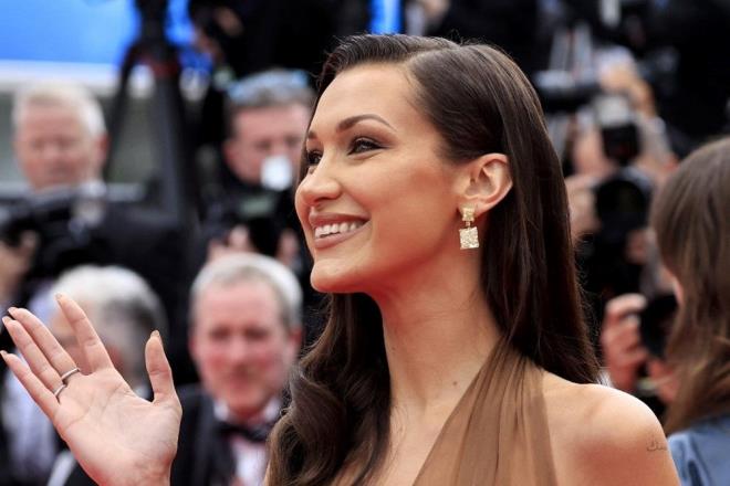 �irketin karar�n�n ard�ndan �ok say�da sosyal medya kullan�c�s� Hadid'i savunarak Adidas'a tepki g�sterdi.    Sosyal medya kullan�c�s� bir ki�i "Bella Hadid bir kahraman! Umar�m Adidas boykottan zarar g�r�r." derken ba�ka bir kullan�c� da "�zg�n�m �ocuklar, Bella Hadid'e yapt�klar� korkak�a muamele y�z�nden Adidas alm�yorum." ifadelerini kulland�.    Adidas'a y�nelik tepkiler boykot �a�r�lar�na evrilirken kullan�c�lar, "Bella Hadid olay�ndan sonra g�le g�le Adidas diyece�iz. Soyk�r�m su�lular�n� cesaretlendirenler, d�r�st�e kazand���m�z paradan hi� para almamal�. Araplar ve Filistin yanl�s� boykot Starbucks ve McDonald's'ta deprem oluyor... Adidas, adios!" payla��mlar� yapt�.