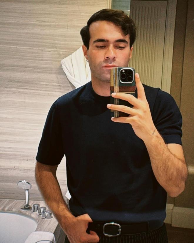 "Antidepresan", "Ate�e D��t�m", "G�zlerime Bak" gibi �ark�larla tan�nan Mert Demir, son d�nemde Serenay Sar�kaya ile ya�ad��� a�kla g�ndemden d��m�yor.