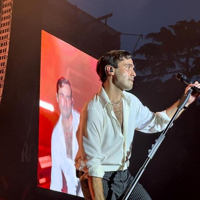 D�n ak�am Harbiye Cemil Topuzlu A��k Hava Tiyatrosu'nda sahne alan Mert Demir'i annesi G�lg�n Demir yaln�z b�rakmad�.