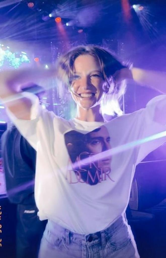 "DAHA �NCEDEN TANI�IYORUZ"     2. Sayfa'n�n haberine g�re; G�lg�n Demir, "Daha �nceden tan���yoruz Serenay Sar�kaya ile. �kisi birbiriyle mutlu bana s�z yok" dedi.