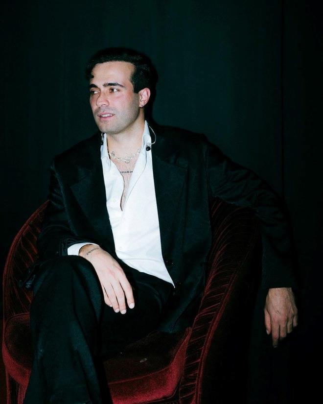 Serenay Sar�kaya'n�n back vokalini yapt��� "Ate�e D��t�m" k�sa s�rede dillere pelesenk oldu.