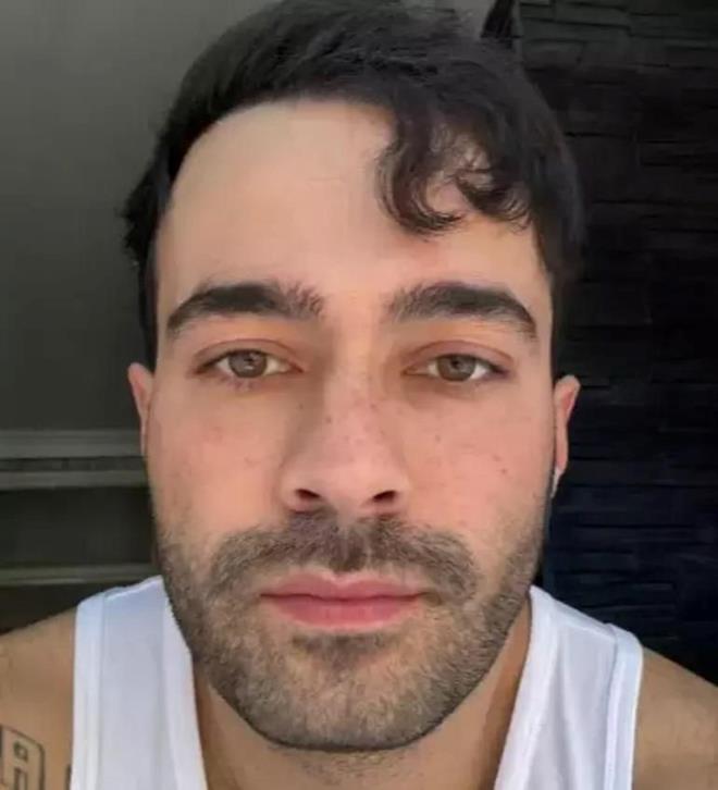 "Hikayenin do�ru bir �ekilde ilerlemesi gerekiyordu. Y�lmaz Morg�l'� sevmiyor de�ilim, kendisini severim ki zaten Y�lmaz Morg�l'� kim sevmez. G�r�ld��� kadar�yla enerjik, ya�am enerjisi dolu biri gibi. Bu konuda onun ya�am enerjisini s�nd�ren bir durum olduysa �ok �zg�n�m ama elimden bir �ey gelmez. Antidepresan �ark�s�nda da oldu. Orada da Nihat Do�an vard�. Ama Y�lmaz Morg�l kadar yapmad�. Nihat Do�an'dan rica ettik �srar etmedi. Ama Y�lmaz Morg�l yay�nlad� �ark�y�."