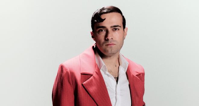 Canda� Tolga I��k'�n sundu�u "Az �nce Konu�tum"a konuk olan Mert Demir, "Ate�e D��t�m"� kendine has �ekilde yorumlad��� i�in telif att��� Y�lmaz Morg�l hakk�nda ilk kez konu�tu.