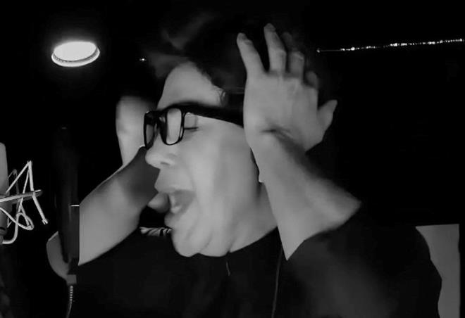 Ard�ndan �ark�y� kendi tarz�nda okuyan Morg�l, k�sa s�rede sosyal medyada g�ndem olmu�tu.<p>    Bunun �zerine solu�u st�dyoda alan �nl� isim, �nce Ate�e D��t�m �ark�s�n� kendi yorumuyla seslendirdi ard�ndan da klip �ekip YouTube'de yay�nlad�.