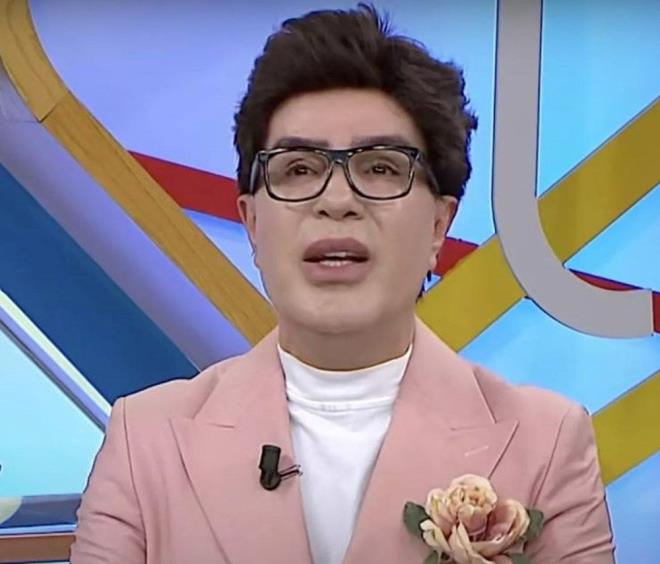 �ark�n�n pop�ler olmas�n�n ard�ndan kat�ld��� bir televizyon program�nda Y�lmaz Morg�l, Demir'in yorumunu "Ben �ark�y� ya�amak isterim. Yani bu ate�lere d��t���n� bana anlat, bunu ya�at bana" s�zleriyle ele�tirmi�ti.