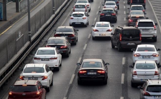 MLYONLARCA ARA SAHBNE KRTK UYARI<p>  TV ve MTV muafiyetlerinden faydalanrken belirlenen kurallara uyulmazsa, ciddi cezalarla karlaabilirsiniz. Buna gre ncelikle, engelli plakas tahsis edilen aralarn, sahipleriyle ayn il snrlar iinde bulunmas gerekiyor. Bu kuraln ihlali durumunda, ara iin vergi borcu doabiliyor, nk engelli bireyin aratan faydalanmad dnlebiliyor.