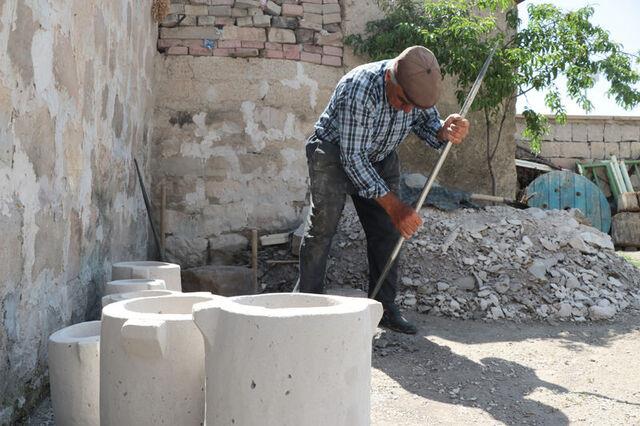 Y�ld�z, eskiden mahallede dorak ta��yla u�ra�an yakla��k 10 usta bulundu�unu belirterek, "Kom�ular�m�z, arkada�lar�m�z ya�land�, onlar b�rakt�. Burada yapan bir ben kald�m. May�sta, nisanda gideriz, ta�� s�keriz, hafif bir ta�t�r. Ocaktaki ta��n �st�n� kep�eyle a�t�r�r�z. Trakt�re y�kleyip getiririz. �imdi g�nde �� tane ancak yapabiliyorum.