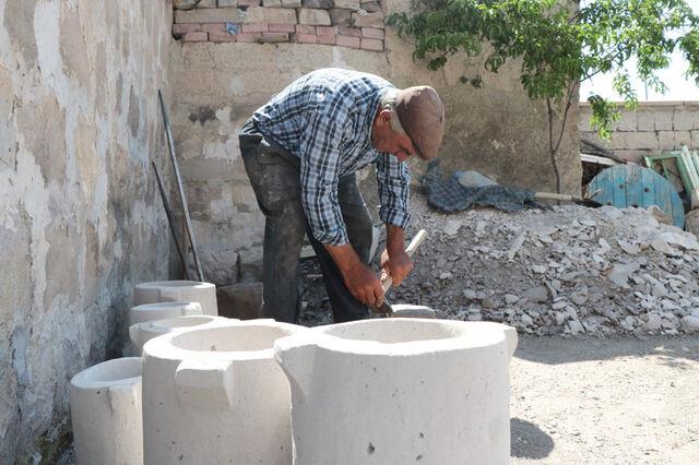 "Dorakl�k dedi�imiz ta�, oca��ndan ��kar�l�yor, burada ta��n damar� �nemli. �zerindeki toprak temizlenince ta� kesiliyor ve kullan�l�r hale getiriliyor. A��rnas'ta daha �nce her evde mevcuttu. G�n�m�zde nas�l ki her evde buzdolab� varsa o zaman da dorak vard�.