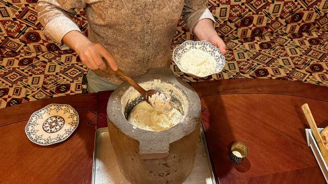 "A�IRNAS'TA DAHA �NCE HER EVDE MEVCUTTU"<p>    �EK�L Vakf� Kayseri Temsilcisi Prof. Dr. Osman �zsoy da yeri g��� ta� olan d�nyadaki ender yerlerden A��rnas Mahallesi'nde ta��n hem yap� malzemesi hem de ge�im kayna�� olarak kullan�ld���n� s�yledi. Dorak ta��n�n A��rnas ile �zde�le�ti�ini belirten �zsoy, �unlar� kaydetti: