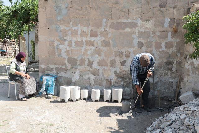 Tabelada, dorak �slaksa havan�n ya�murlu, doraktan su ak�yorsa a��r� ya���l�, dorak�n �zeri beyazsa havan�n karl� oldu�u gibi tahminler yer al�yor.