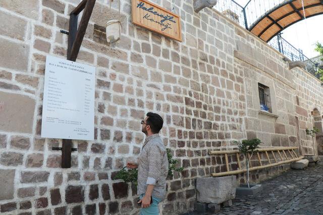 Yo�urdu yapt�ktan sonra kaba d�k�yorsunuz, tuzluyorsunuz, tekrar tuzlay�p yo�urt ekliyorsunuz. Ta��n g�zenekli yap�s�ndan dolay� dorak, yo�urdun suyunu at�yor ve yo�urt susuz kal�yor. Ta�� kulland�ktan sonra temizlemek gerekiyor. Bir ka���� 10 ka��k yo�urt gibi yo�un."