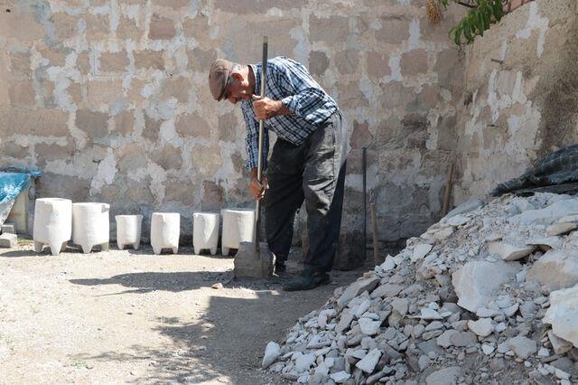 Babas�ndan ��rendi�i dorak ta�� ustal���n� s�rd�ren 75 ya��ndaki �smail Y�ld�z, bahar aylar�nda y�redeki ocaktan getirdi�i ta��, evinin bah�esinde yontup z�mparalayarak haz�r hale getiriyor. Y�ld�z, 55 y�ld�r dorak ustal��� yapt���n�, buzdolab�ndan �nce yo�urdun bu ta� kapta sakland���n� s�yledi.