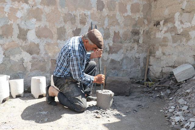 Ta� kaba konulan yo�urdun s�z�lerek suyunu d��ar� verdi�ini ve durduk�a k�vam�n�n artt���n� aktaran Y�ld�z, "Bunun yo�urdu �ok g�zel olur. E�er kap 3 kilo yo�urt al�yorsa s�z�lerek 1,5 kiloya d��er. Eskiden yap�lan dorak ta�lar� 50-60 kilogram yo�urt al�rd�, her g�n �st�ne yo�urt eklenirdi, sonra ya�� al�n�rd�, yo�urdu tarhana yap�l�rd�" dedi.