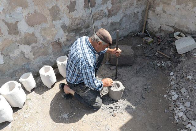 Eskiden daha fazla sat�l�rd�. �imdi k�yde 2-3 ton s�t sat�l�yor. Eskiden sat�� yoktu, herkes evinde besledi�i hayvan�n s�t�nden yo�urt yapar, dorak ta��na koyard�. Bunun yo�urdunu g�nl�k olarak yersin. Benden alanlar Ankara'ya, �stanbul'a, Almanya ve Fransa'ya g�t�rd�, isteyene kargoyla g�nderiyoruz" diye konu�tu.