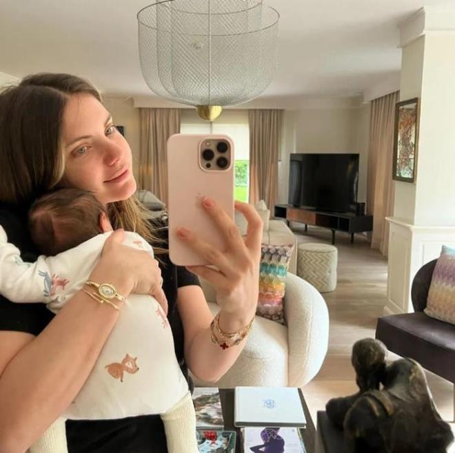 Eda Ece ile Bu�rahan Tuncer mutlu evliliklerini k�zlar�n� kuca��na alarak ta�land�rd�. �lk kez anne-baba olan �nl� �ift cephesinden kafalar� kar��t�ran bir hamle geldi.