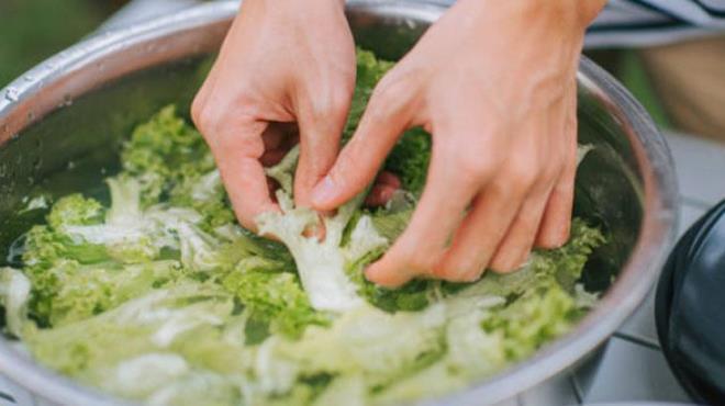 ocuklarda di rklerini nlemek iin onlara marul suyu iirmek iyi bir alkanlk olabilir. Hem besleyici hem de di salna faydaldr. Marul suyu, dilerin doal rengini korumaya yardmc olan bileenler ierir.